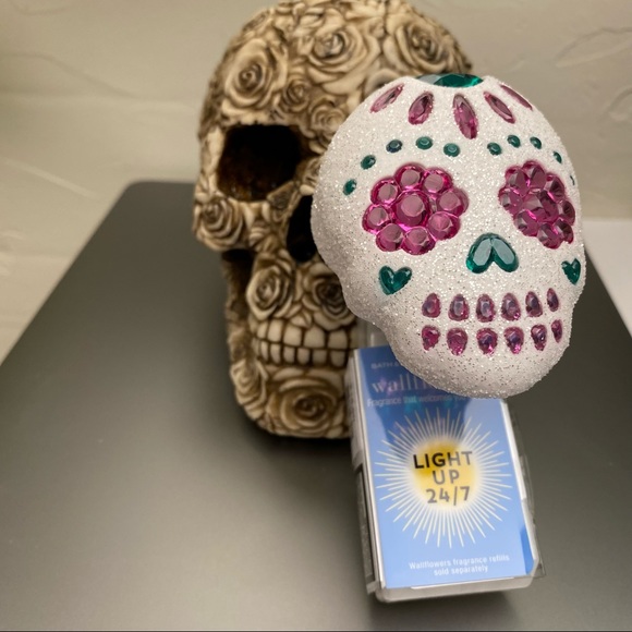 2021 Bath & Body Works Sugar Skull Light Up Wallflower Plug - Picture 2 of 11